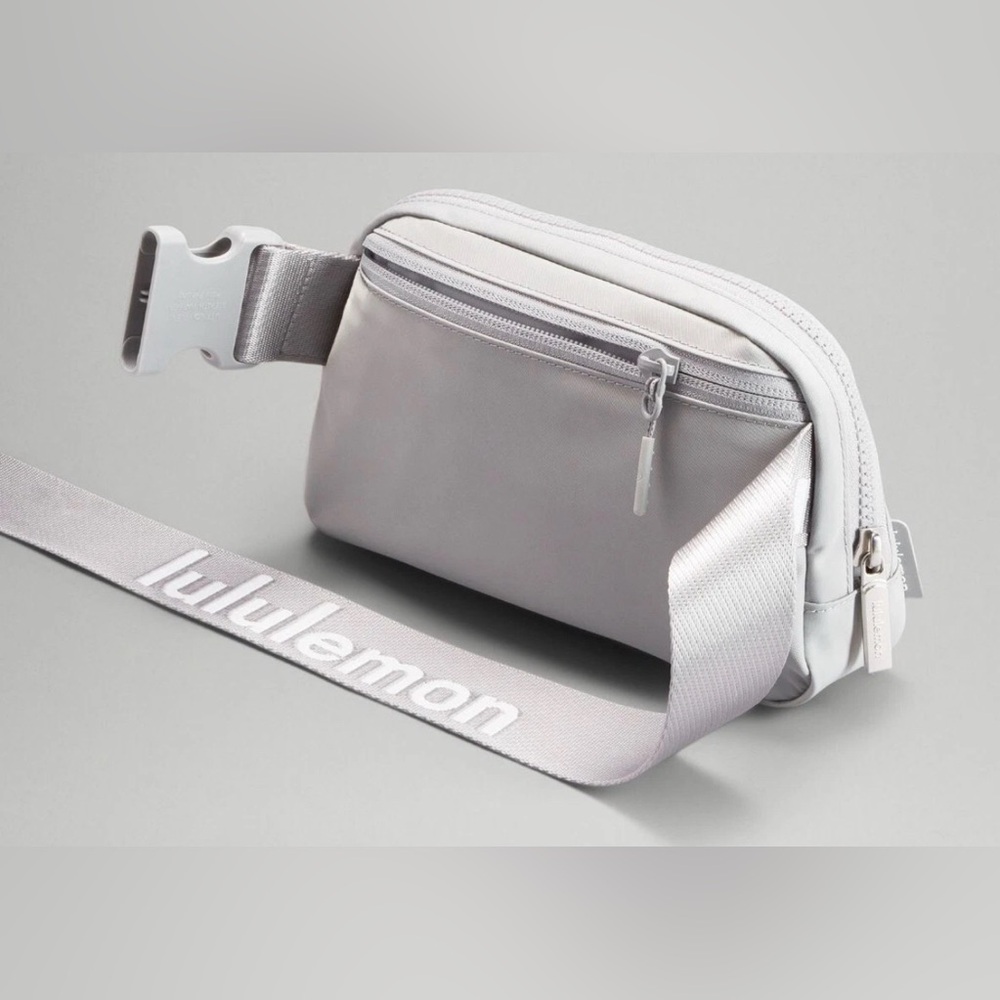 NWT Lululemon Everywhere Belt Bag Crossbody Extended Strap Silver Drop Unisex - Picture 3 of 9